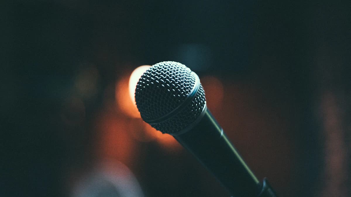 Onde sonore fluenti e astratte che rappresentano la programmazione guidata dall'intento creativo e curatela umana